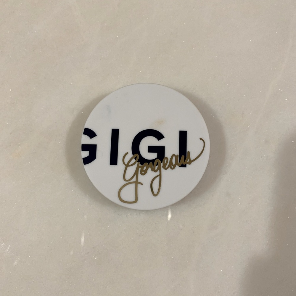 Gigi Gorgeous touch up powder!